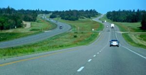 Photo en direction est sur la route 1 du Manitoba (partie de la Route Transcanadienne) près de Carberry.