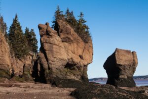 Couches inclinées de grès à Hopewell Rocks dans la baie de Fundy en Nouvelle-Écosse.
