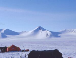 Situé sur l'île d'Ellesmere, le mont Barbeau est la plus haute montagne au Nunavut.