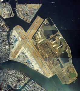 Photographie aérienne de l'aéroport international de Tokyo (aéroport de Haneda) en 1984.
