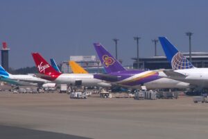 Avions de plusieurs compagnies aériennes ensemble à l'aéroport international de Tokyo Narita.