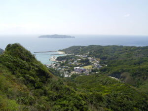 Village d'Oki, Mukōjima au loin.