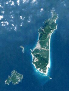 Image satellite de Nii-jima et de l'île de Shikine-jima.