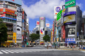Le Shibuya 109 au centre de l'image.