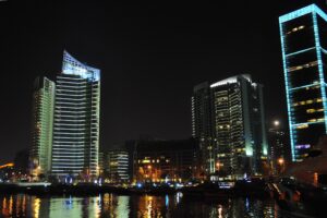 Une vue nocturne des tours du front de mer dans la baie de Zaitunay, au centre-ville de Beyrouth