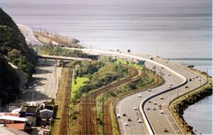 SH 1 en tant qu'autoroute urbaine de Wellington, longeant le port de Wellington.