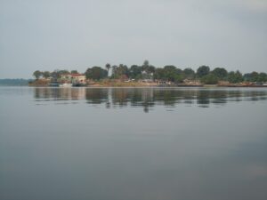 Ville d'Inongo vue du lac Mai-Ndombe.