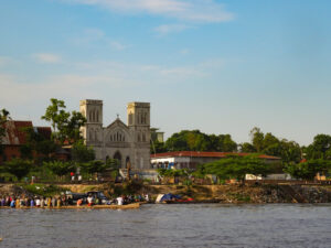 Cathédrale de Kisangani depuis le fleuve Congo.