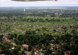 Vue aérienne de Lisala, chef-lieu de la province de la Mongala.
