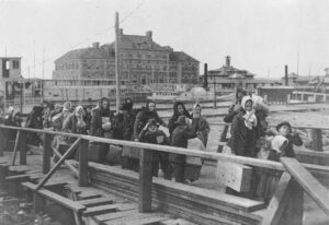 Immigrants arrivant à New York par Ellis Island en 1902.