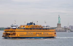 Le Staten Island Ferry faisant la navette entre Manhattan et Staten Island.