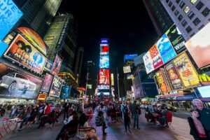 Les entreprises de Times Square, à New York, offrent un service « 24 heures sur 24, 7 jours sur 7 ».