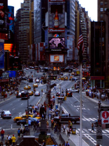 Times Square. Vue vers One Times Square, à l'intersection de la 7e Avenue et de Broadway.