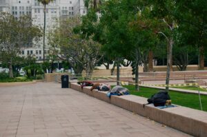Des sans-abri dormant à Pershing Square dans le centre-ville de Los Angeles.