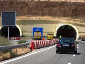 Tunnel routier sur l'autoroute A3 entre Agadir et Marrakech au Maroc.