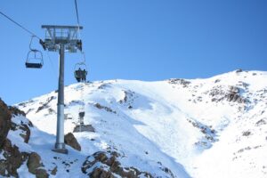 Remontée mécanique à Oukaïmden, la principale station de ski du Maroc.