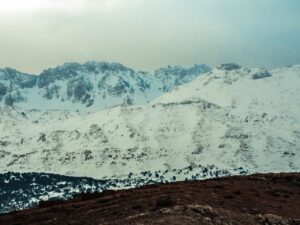 Vue sur le Jebel Ghenim enneigé en hiver.
