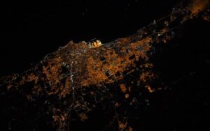 Vue nocturne de Casablanca depuis l'espace.