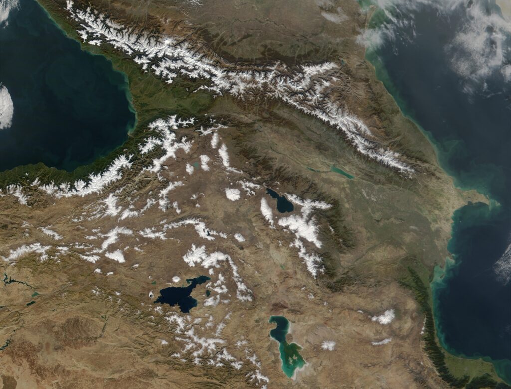 Les monts du Caucase depuis la mer Noire à la mer Caspienne