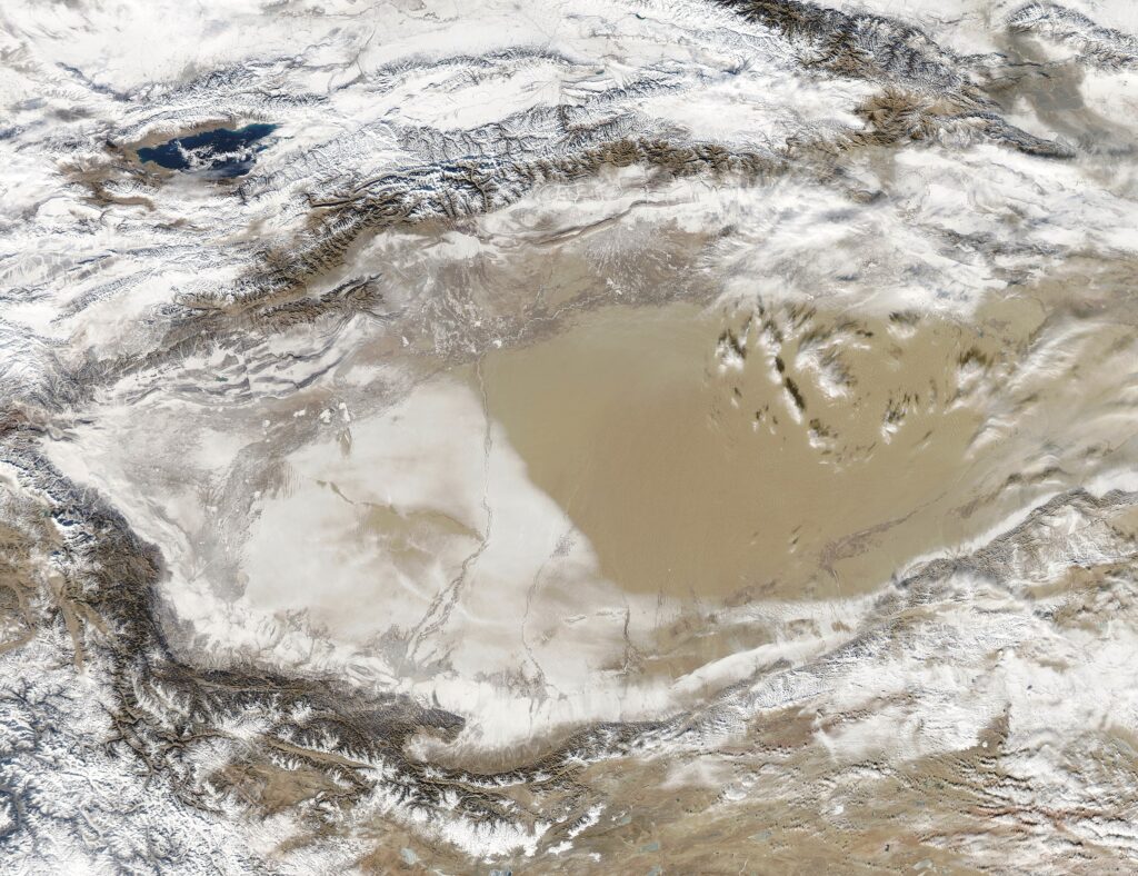 Le désert du Taklamakan enneigé du Xinjiang, dans l'ouest de la Chine