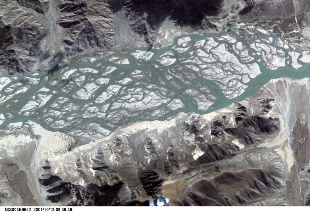 Le fleuve Brahmapoutre au sud de Lhassa capitale du Tibet