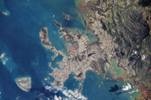 Nouméa, la capitale est le pôle économique et touristique de la Nouvelle-Calédonie, vue de l'espace.