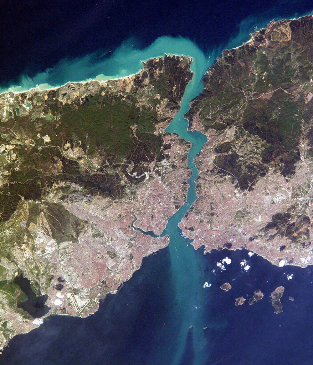 Image satellite d'Istanbul et du détroit du Bosphore.