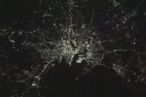 Boston vu de nuit depuis l’espace