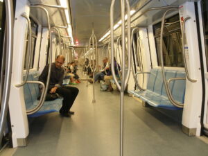 Intérieur d'une rame de la ligne 1 du métro d'Alger.