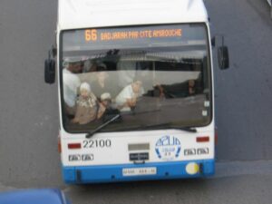 Un bus de la ligne 66 du transport en commun "ETUSA" à Alger, la capitale de l'Algérie.