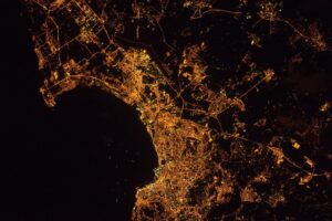Ville d'Alger la nuit vue de l'espace.