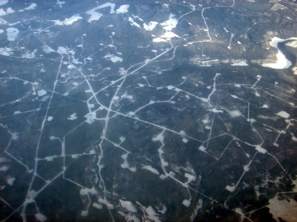 Vue aérienne du champ pétrolifère de Pembina