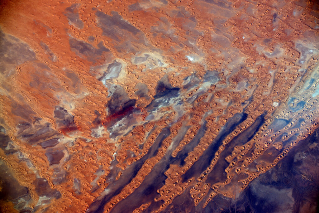 Image satellite de dunes dans le Sahara algérien.
