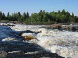 Les chutes à Michel sur la rivière Ashuapmushuan, Saint-Félicien, Québec, Canada