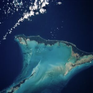 Les bleus vifs des Bahamas ressortent depuis l’espace