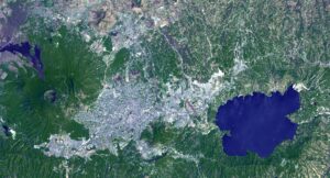 Vue satellite du lac Ilopango à l'est de San Salvador.