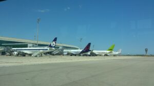 Avions de LOT Polish Airlines, Brussels Airlines, airBaltic et Air Europa à l'aéroport de Barcelone.