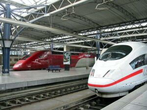 Un ICE 3 allemand, un Thalys français et un Eurostar franco-britannique à la gare de Bruxelles-Midi.