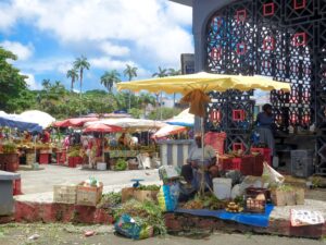 Femme au travail au marché de la Darse à Pointe-à-pitre en Guadeloupe.