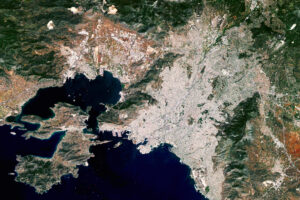 Zone urbaine d'Athènes dans le bassin de l'Attique vue de l'espace.