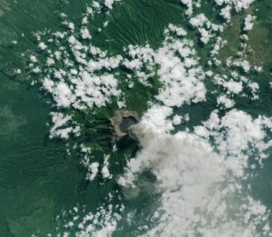 Image satellite du stratovolcan du mont Ruang
