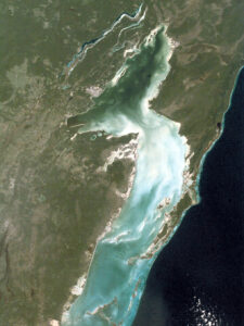 Image satellite de la baie de Chetumal entre le Mexique et le Belize.