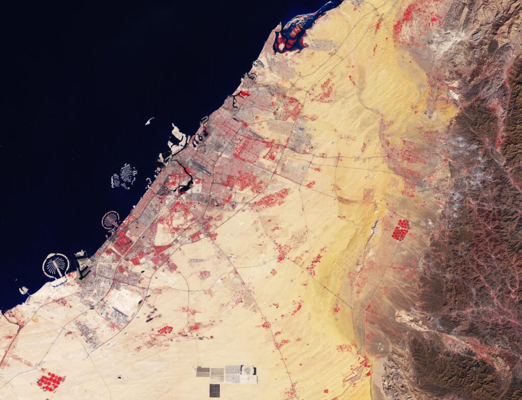 Dubaï par Copernicus Sentinel-2 en fausses couleurs.