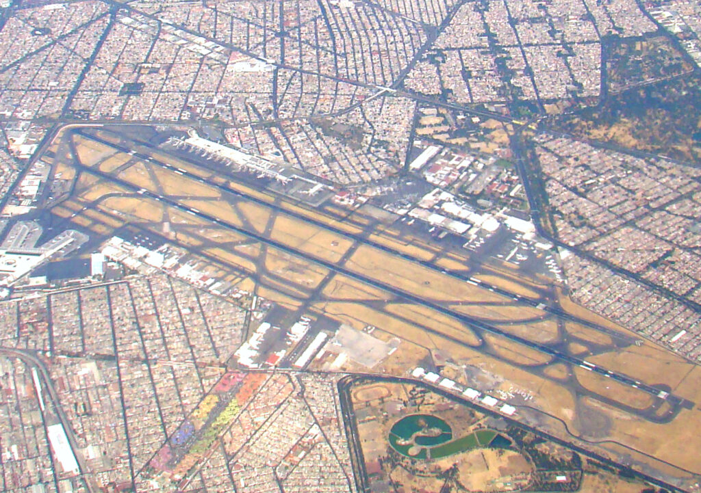 Vue aérienne de l'aéroport international de Mexico.