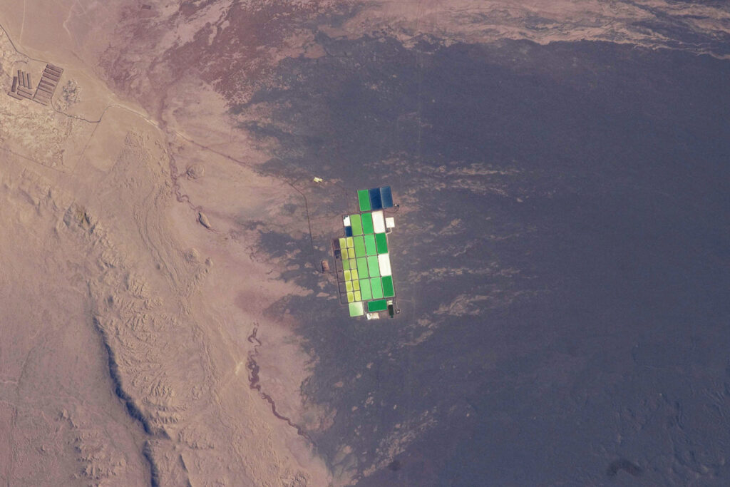 Étangs d'évaporation solaire (sel) dans le désert d'Atacama au Chili