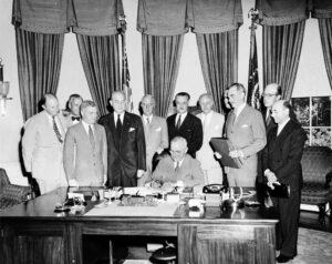 Le président Truman signant le Traité de l'Atlantique Nord le 24 août 1949
