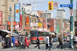 Quartier chinois de Toronto, en regardant vers l'est le long de la rue Dundas depuis l'avenue Spadina