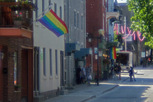 Drapeaux arc-en-ciel dans le village gay de Montréal