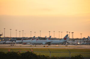 Plusieurs avions stationnés au crépuscule à Montréal-Trudeau