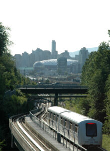 Skytrain se dirigeant vers le centre-ville de Vancouver.